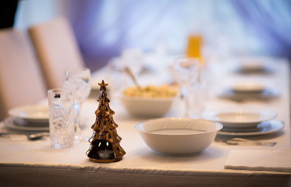 Mangiare a Natale senza sensi di colpa | Tavola imbandita pronta per il pranzo d Natale