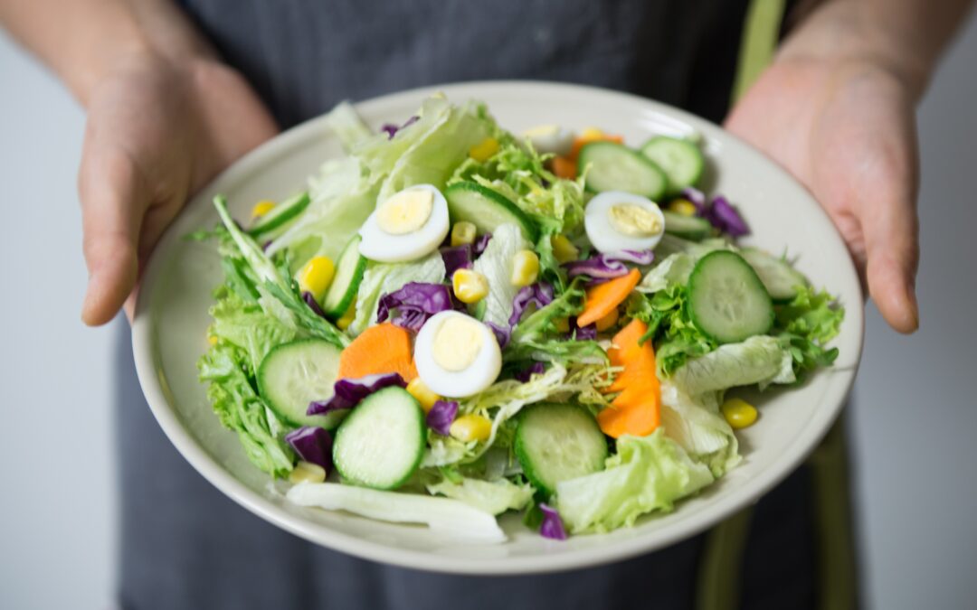 Detox di primavera | Piatto in primo piano con insalata di uova sode e verdure