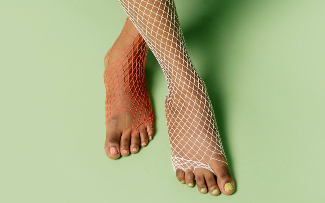 Differenza tra pedicure estetico e pedicure curativo | immagine di piedi femminili in primo piano su sfondo verde